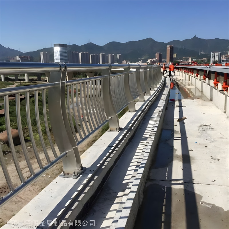 桥梁防撞护栏